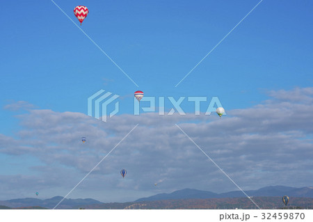 近江の空の熱気球 32459870