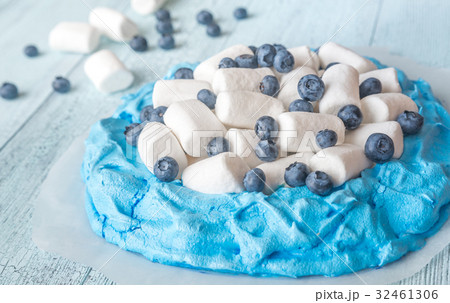 Meringue with marshmallows and fresh blueberries 32461306