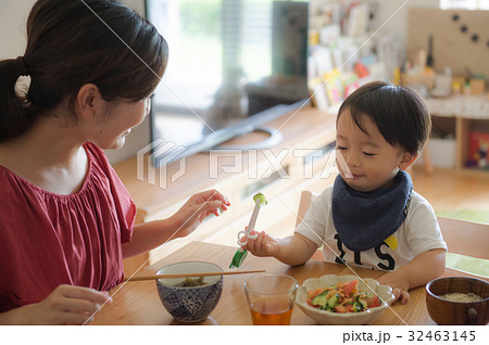 赤ちゃんとママ　お箸の練習 32463145