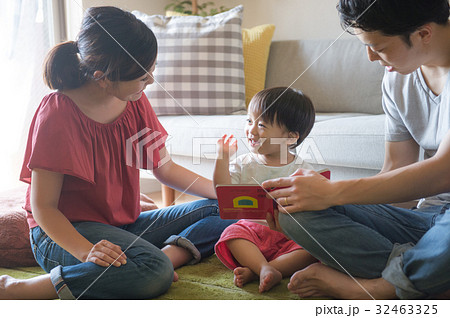 絵本を読む赤ちゃんとファミリー 32463325