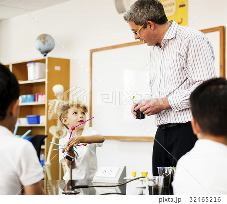 Group of diverse kindergarten students learning science Group of diverse kindergarten students learning science 32465216