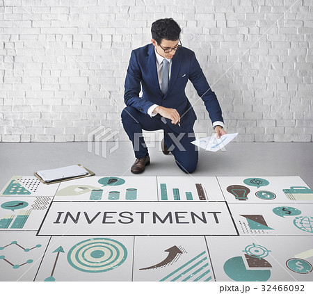Businessman planning financial investment chart 32466092