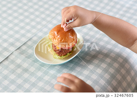 おやつを食べる子供の手 おやつを食べる子供の手 32467605