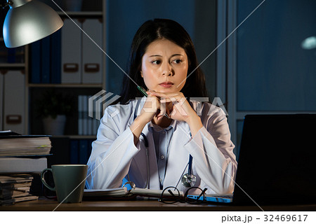 doctor keeping hand on chin and thinking doctor keeping hand on chin and thinking 32469617