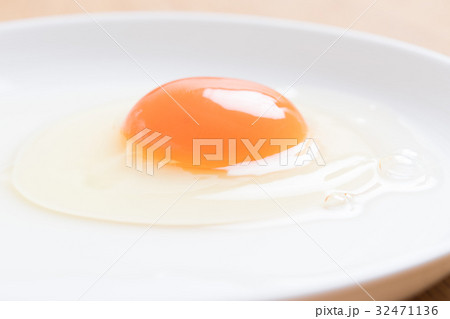 新鮮な卵 32471136