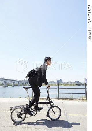 30代 ビジネスマン 自転車 32471372