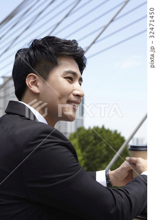 30代 ビジネスマン コーヒー 32471450