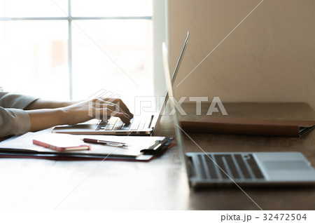 働く女性の手元 32472504