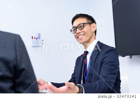 説明するビジネスマン 32473141