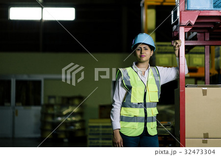 外国人労働者 32473304