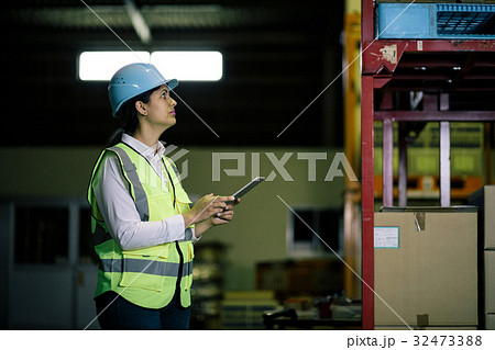 外国人労働者 32473388