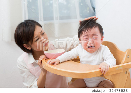 赤ちゃんをあやすママ 赤ちゃんをあやすママ 32473628