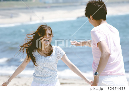 海辺の夫婦 32474453
