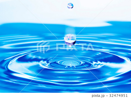 水面に滴が落ちる 32474951