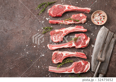 Raw lamb chops 32475652
