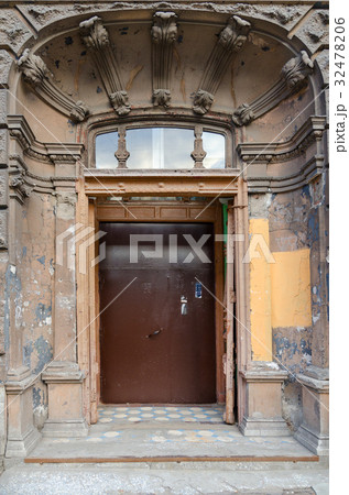 Front door in old building, St. Petersburg, Russia 32478206