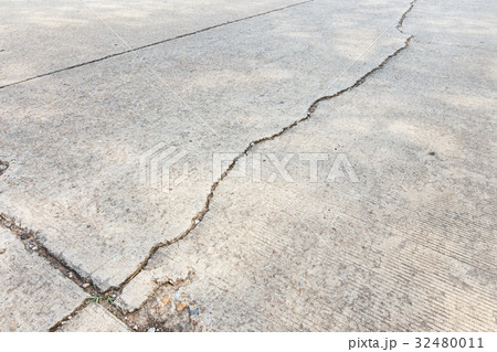 roads cracked 32480011
