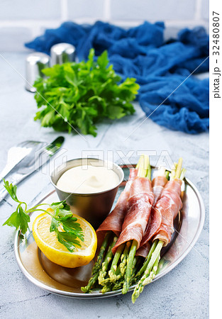 green asparagus green asparagus 32480807