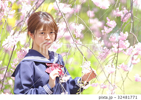 セーラー服の生徒　桜 32481771