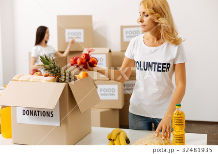 Energetic attentive woman packing fruits 32481935