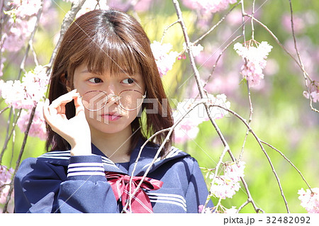 セーラー服と丸メガネ　桜 32482092