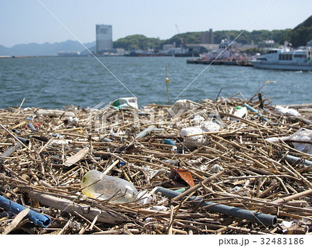 海の漂着ゴミの写真素材