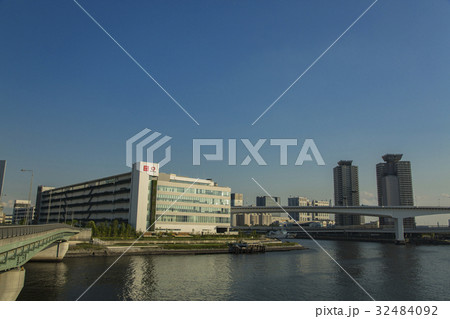 有明の物流センターとお台場方面のビル群 有明の物流センターとお台場方面のビル群 32484092