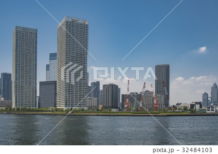 晴海の高層ビル群と運河 32484103