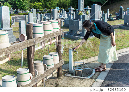 墓地の水道場 32485160