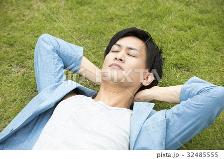 若い男性のポートレート 32485555