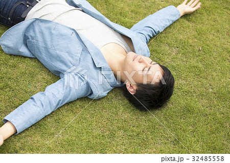 若い男性のポートレート 32485558