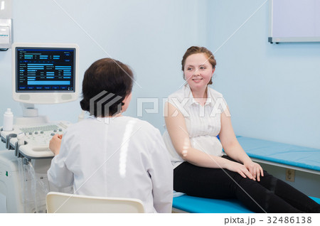 Satisfied pregnant woman having doctor's 32486138