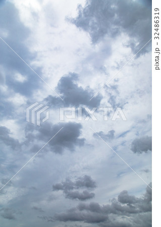 曇り空　空の写真素材　空と雲　青い空と白い雲　コピースペース　テキストスペース　普通の雲 32486319