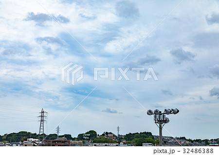曇り空 鉄塔 街並み 曇り空 鉄塔 街並み 32486388