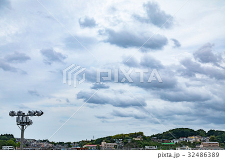 曇り空　鉄塔　街並み 32486389