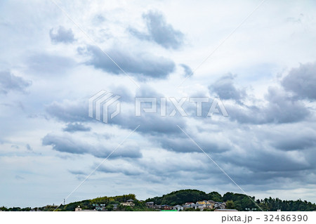 曇り空　鉄塔　街並み 32486390