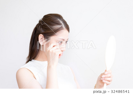 女性・目元のケア・コンタクト(日本人・アジア人) 女性・目元のケア・コンタクト(日本人・アジア人) 32486541