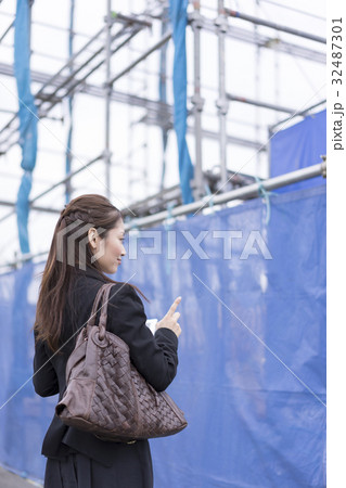 工事現場・女性・タブレットPC 32487301