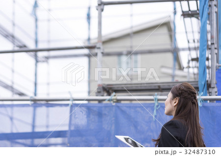 工事現場・女性・タブレットPC 32487310