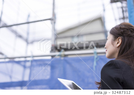 工事現場・女性・タブレットPC 工事現場・女性・タブレットPC 32487312