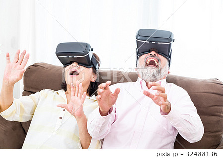 VRを楽しむシニア　仮想現実　バーチャルリアリティー　 32488136