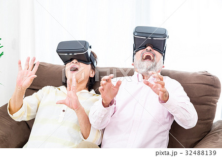VRを楽しむシニア　仮想現実　バーチャルリアリティー　 32488139