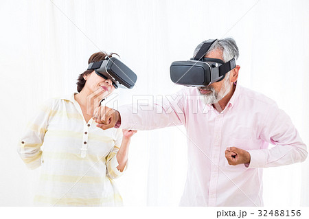 VRを楽しむシニア　仮想現実　バーチャルリアリティー　 32488156
