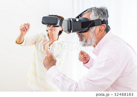 VRを楽しむシニア 仮想現実 バーチャルリアリティー VRを楽しむシニア 仮想現実 バーチャルリアリティー 32488163