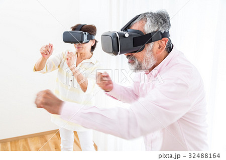 VRを楽しむシニア 仮想現実 バーチャルリアリティー VRを楽しむシニア 仮想現実 バーチャルリアリティー 32488164