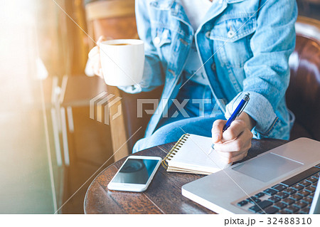 Woman's hand working in office 32488310