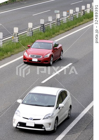 交通イメージ　高速道路を走る車　縦構図 32489391