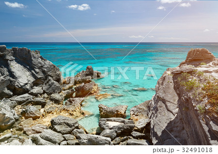 wild rocky beach with clean water 32491018