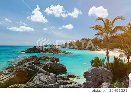 Caribbean coast with blue clear water 32491021