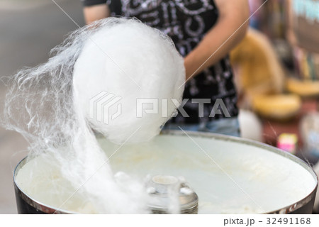 The process of making cotton candy, close-up 32491168